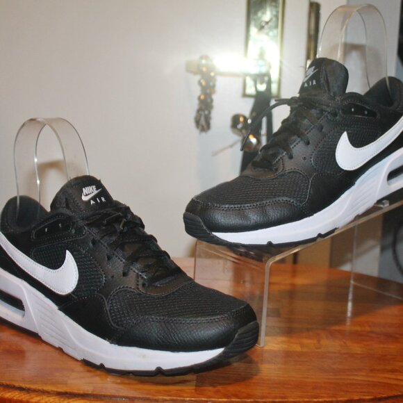 Nike Women's Black and White Athletic Shoes. - Picture 2 of 8